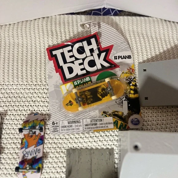 TECH DECK DUDES ACTION FIGURES & SKATEBOARDS & Skate Deck/ramp 32 Decks 22 Dudes